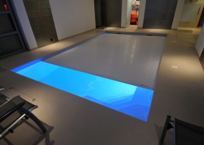 Když bazén hraje barvami - Interiérový bazén s lamelovým zakrytím - BWS Přerov