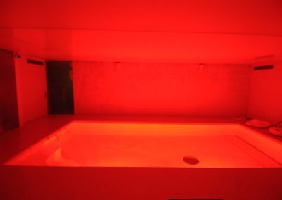 Minimalismus ve wellness přístavbě - RGB osvětlení bazénů - BWS Přerov