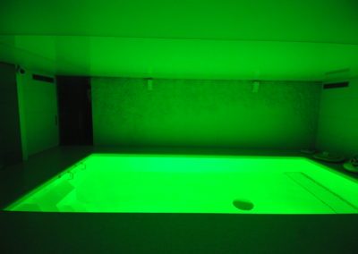Minimalismus ve wellness přístavbě - RGB osvětlení bazénu - BWS Přerov