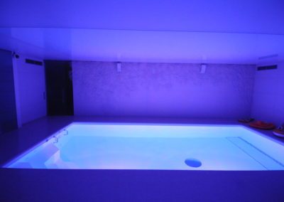 Minimalismus ve wellness přístavbě - Atrakce a osvětlení do bazénu - BWS Přerov