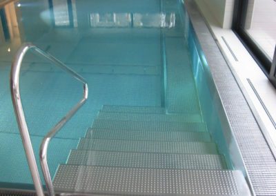 Wellness se světlými obklady - Schodiště v nerezovém bazénu - BWS Přerov