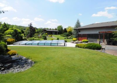 Bazén v rozlehné zahradě - Luxusní bazény se zastřešením - BWS Přerov