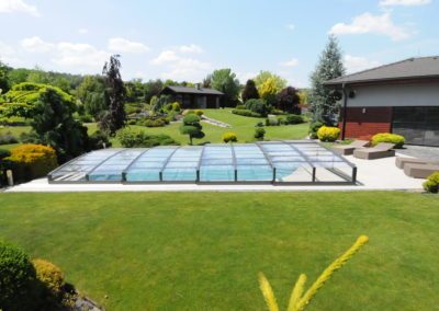 Bazén v rozlehné zahradě - Luxusní zakrytí bazénu - BWS Přerov