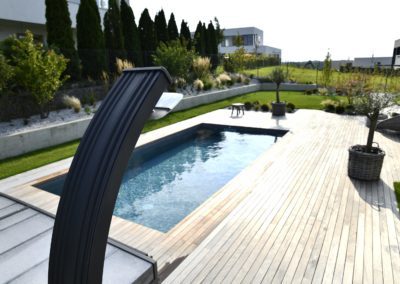 Bazén s nízkým moderním krytem - Zahradní sprcha v detailu - BWS Přerov