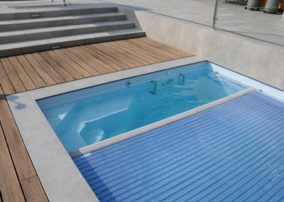 Vyladěný venkovní bazén - Lamelové zakrytí bazénu v detailu - BWS Přerov